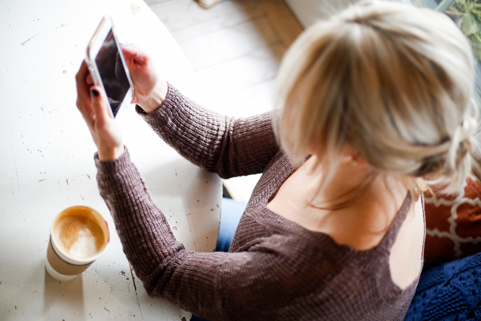telefon z wyciszonymi powiadomieniami